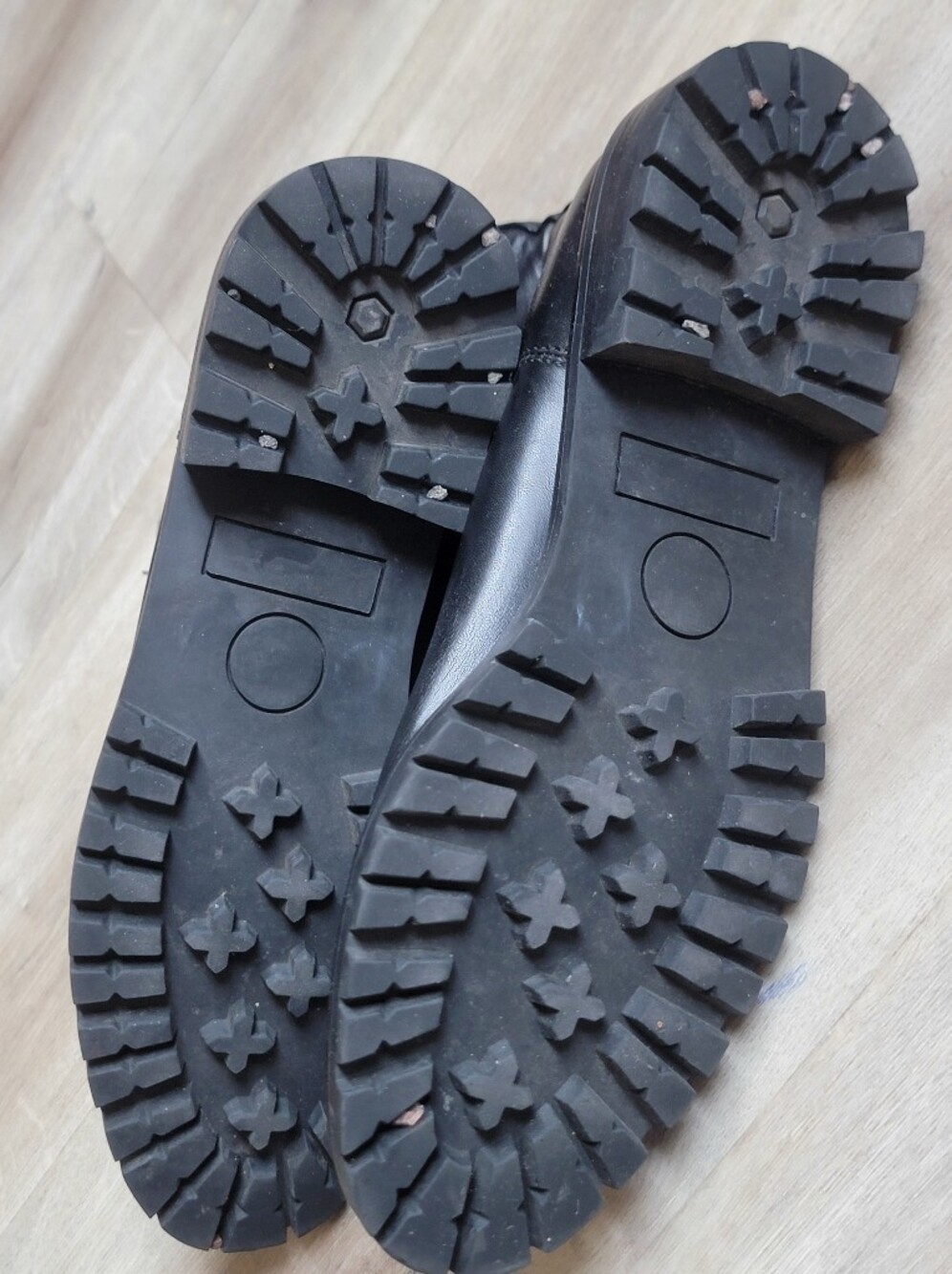 3 FOR $20 Saks Fifth Avenue Black Leather Chukka Boots with Studded Sole - Picture 9 of 10